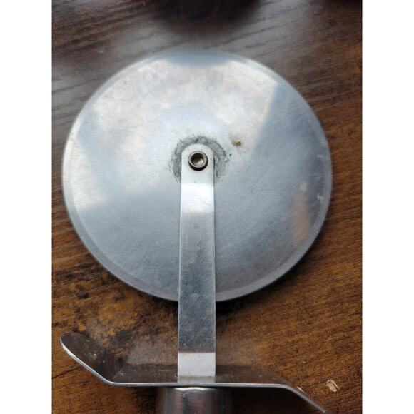 The Pampered Chef #1301 - Large 4" Pizza Cutter/Wheel, Slicer w/Wood Handle - Picture 6 of 9